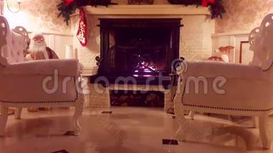 圣诞内饰。 客厅，<strong>室内装修</strong>壁炉和圣诞树
